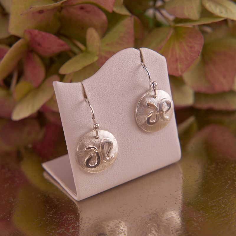 Ohrhänger aus Silber rund mit glanzpolierten Ornamenten